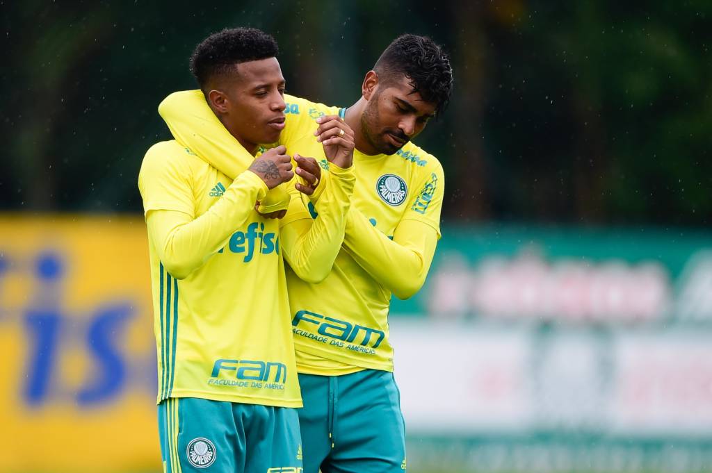 Tchê Tchê (E) e Thiago Santos, jogadores do Palmeiras durante treino na Academia de Futebol da Barra Funda, na Zona Oeste da capital paulista.