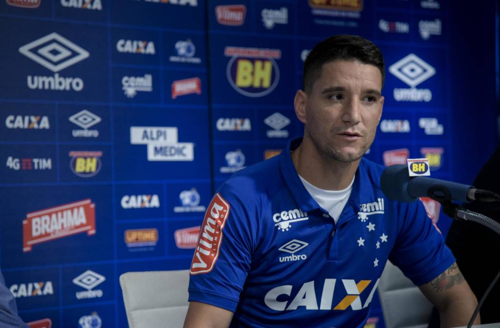 Thiago Neves ainda não tem a documentação regulamentada (Foto: Light Press/Cruzeiro)