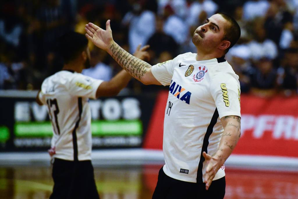Vander Carioca, jogador do Corinthians, durante a segunda partida contra o Sorocaba, válida pela final da Liga Paulista de Futsal 2016.
