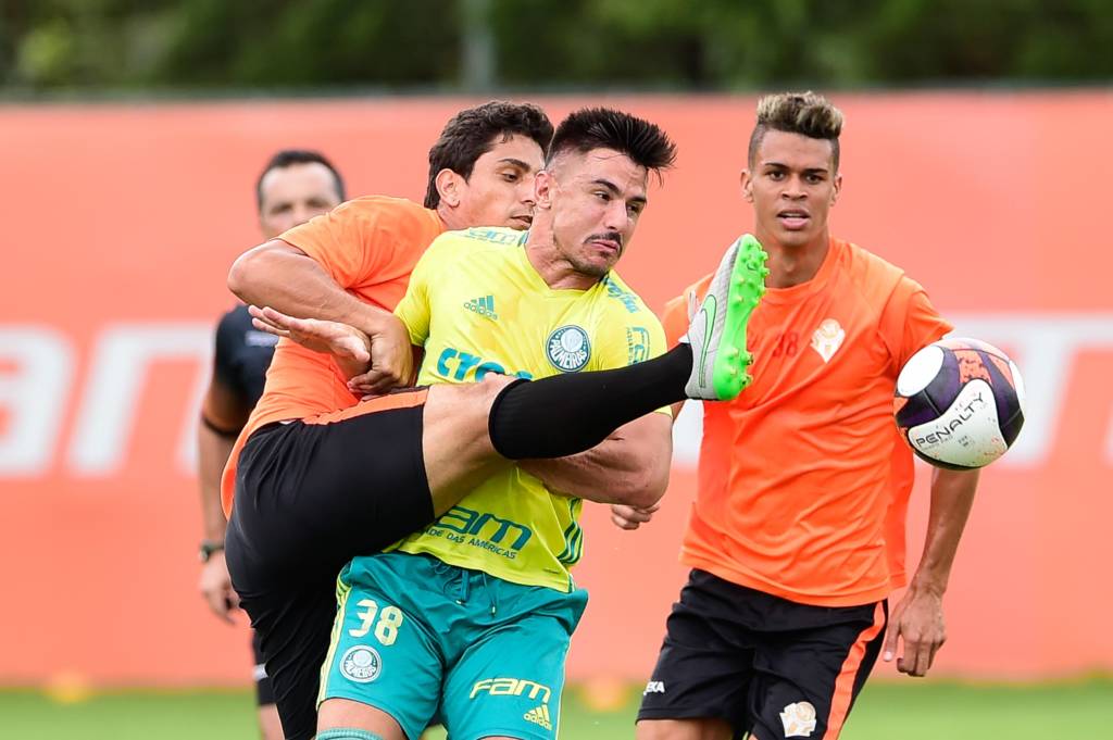 Willian (C), jogador do Palmeiras, durante jogo-treino contra o Atibaia, na Academia de Futebol da Barra Funda, na Zona Oeste da capital paulista.