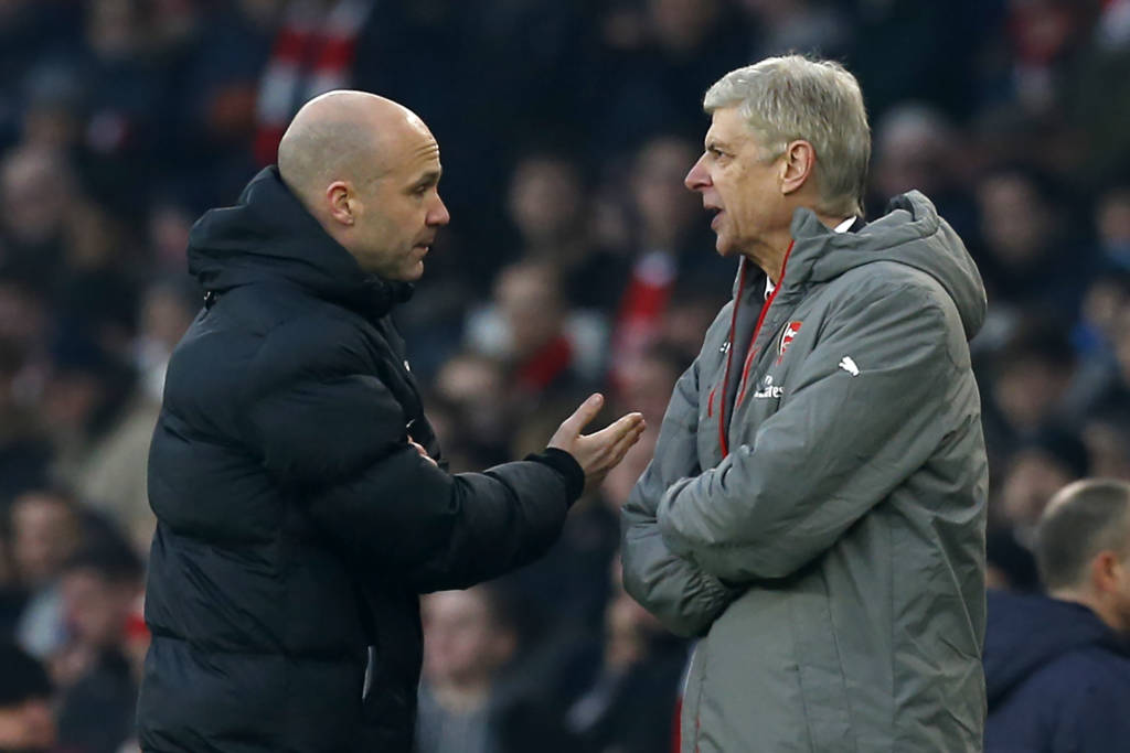 Wenger se desentendeu com o quarto árbitro (Foto: Ian Kington/AFP)