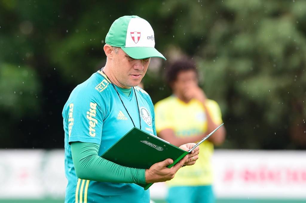 Eduardo Baptista, técnico do Palmeiras, durante treino na Academia de Futebol da Barra Funda, na Zona Oeste da capital paulista.