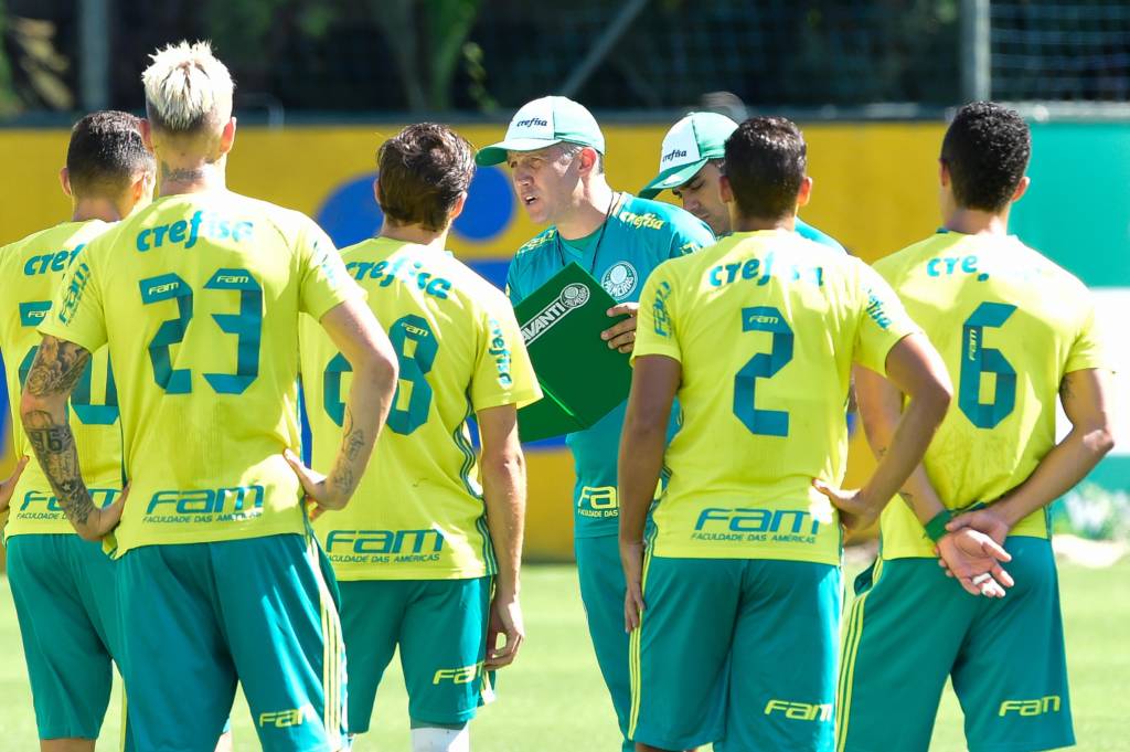 Eduardo Baptista (C), técnico jogador do Palmeiras, durante treino na Academia de Futebol da Barra Funda, na Zona Oeste da capital paulista.