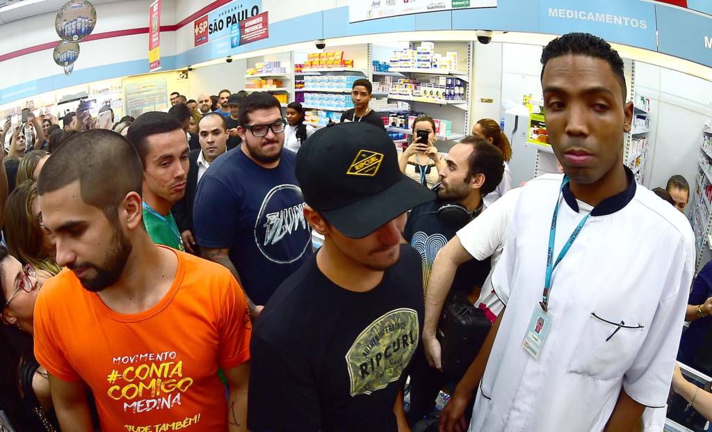 Após mal-estar, Medina deixou o estabelecimento. (Foto: Sergio Barzaghi/Gazeta Press)