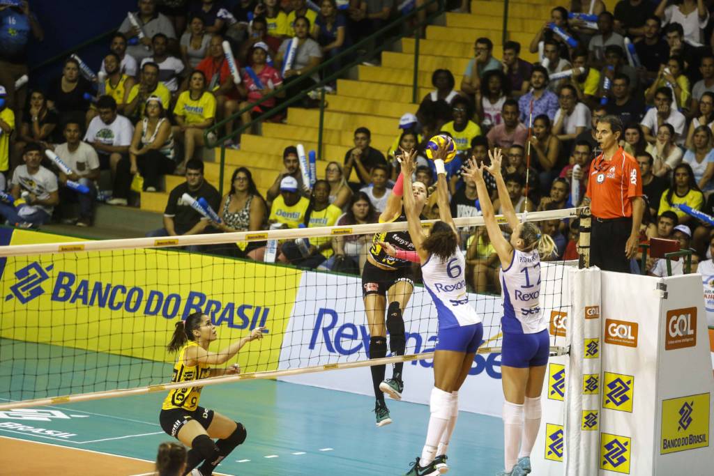 Bloqueio do Rio de Janeiro foi fundamental para a vitória sobre o Praia Clube (Foto: William Lucas/Inovafoto/CBV)