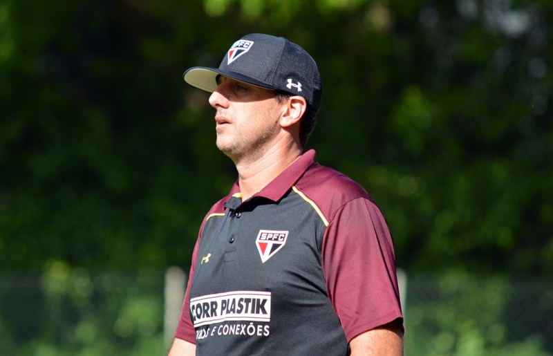 O técnico do São Paulo exige comprometimento tático de Bruno e Buffarini (Foto: Érico Leonan/SPFC)