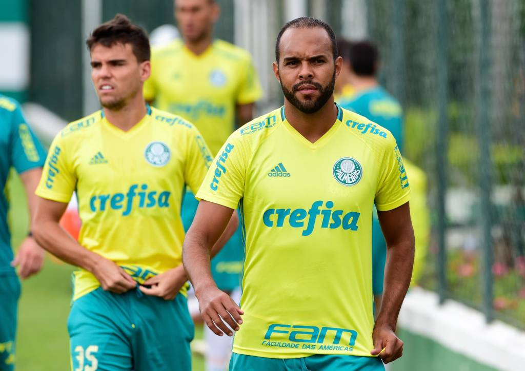 Alecsandro, jogador do Palmeiras, durante treino na Academia de Futebol da Barra Funda, na Zona Oeste da capital paulista.
