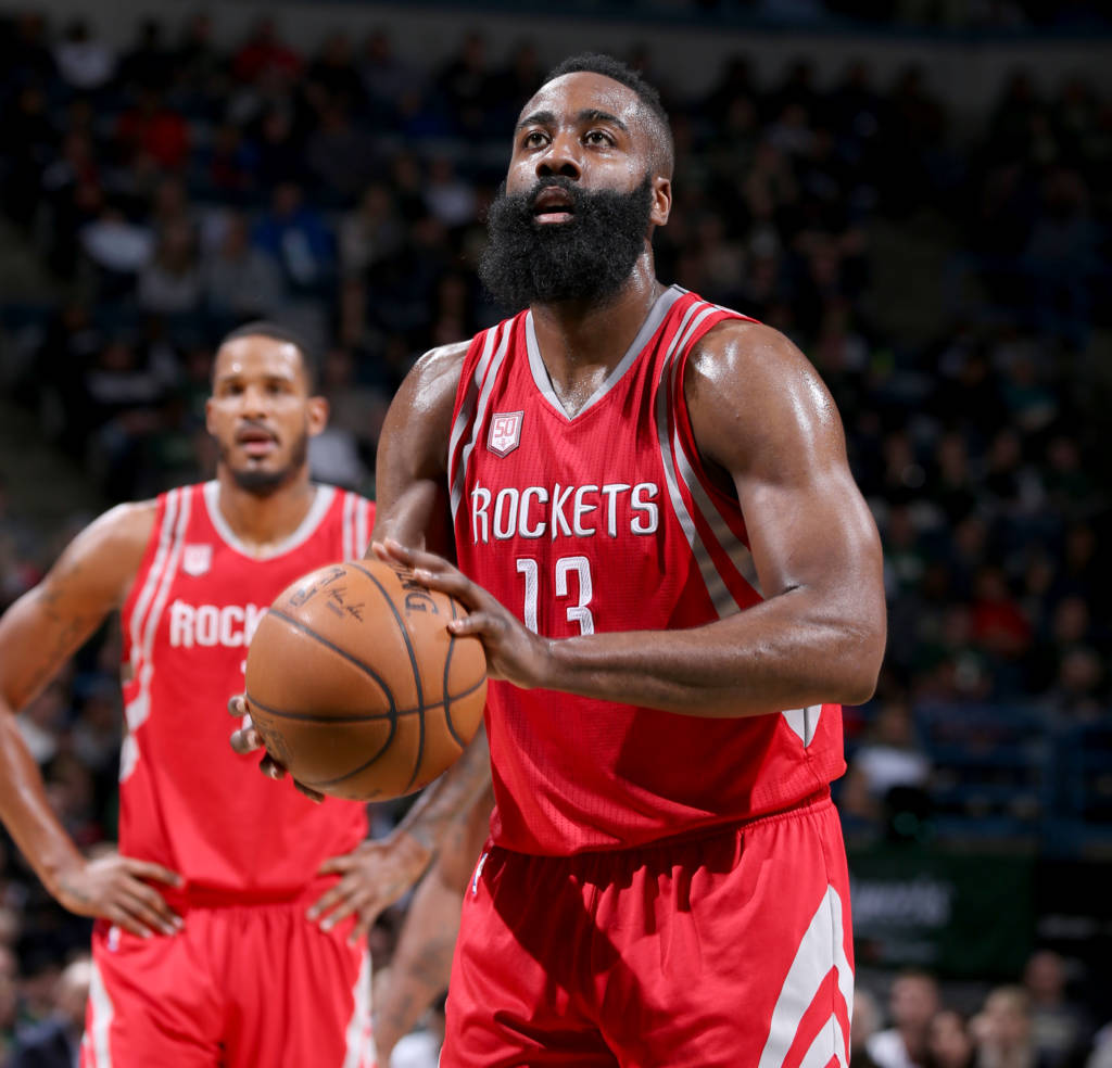 Harden anotou o segundo triplo-duplo da temporada Foto: AFP)