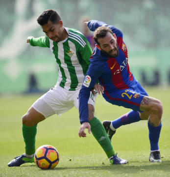 Com direito a chapéu em Messi, o ex-corintiano Petros jogou bem e foi aplaudido (foto: Cristina Quicler/AFP)
