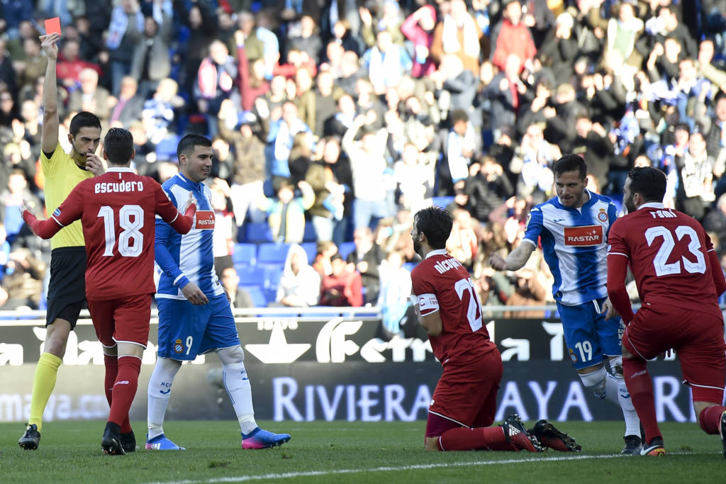 Expulsão de Pareja foi determinante para o tropeço do Sevilla em Barcelona (foto: Josep Lago/AFP)
