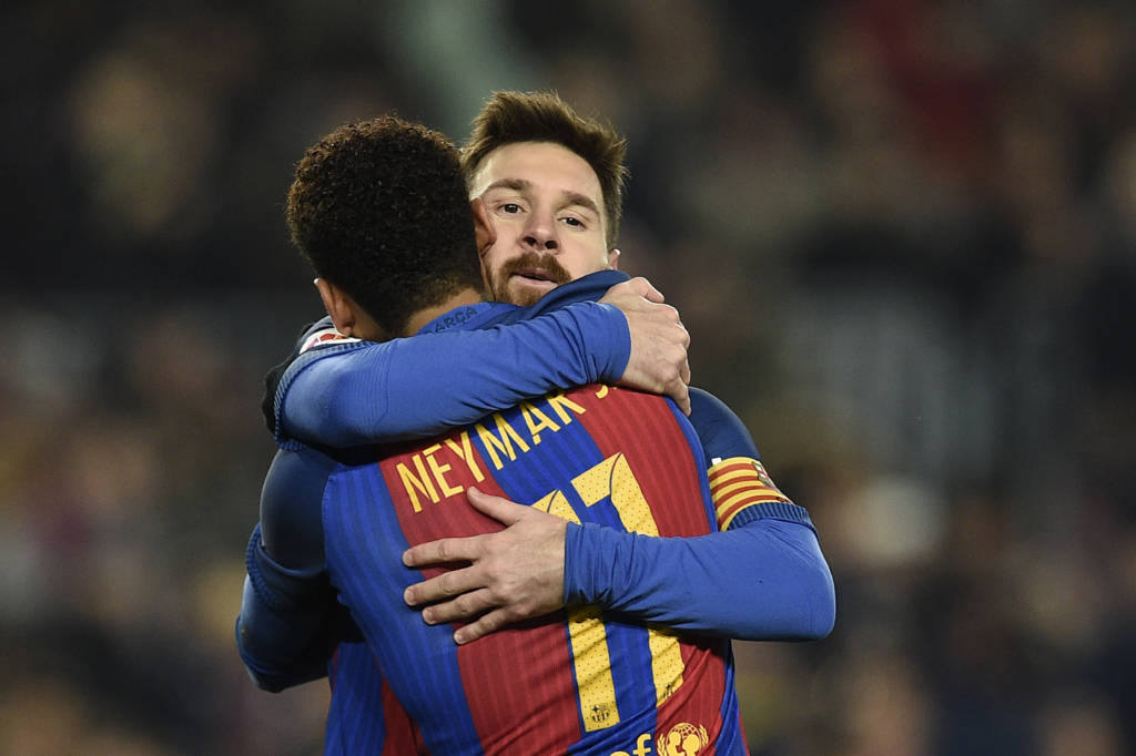 Messi e Neymar estarão em campo (Foto: Lluis Gene/AFP) 