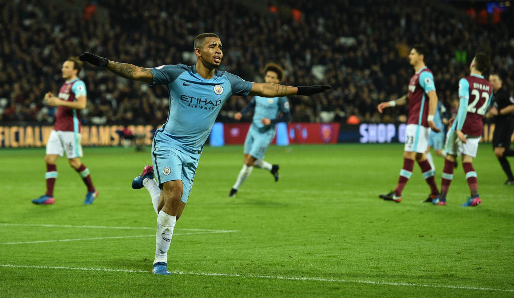 Gabriel Jesus fez gol e deu assistência (Foto: Glyn Kirk/AFP)
