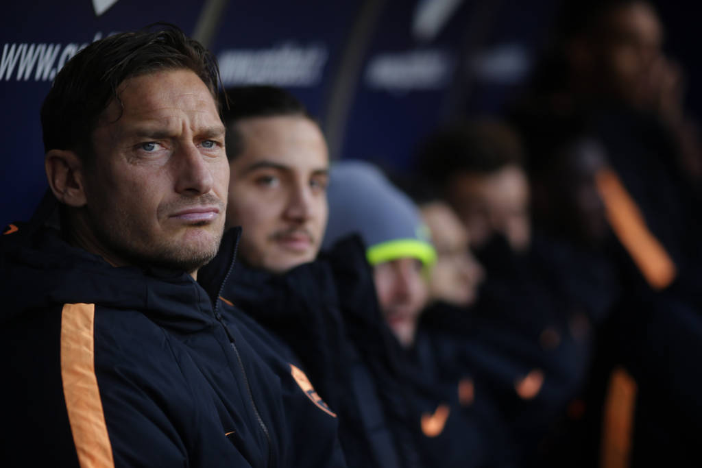 Totti é um dos grandes ídolos da história da Roma (Foto: Marco Bertorello/AFP)