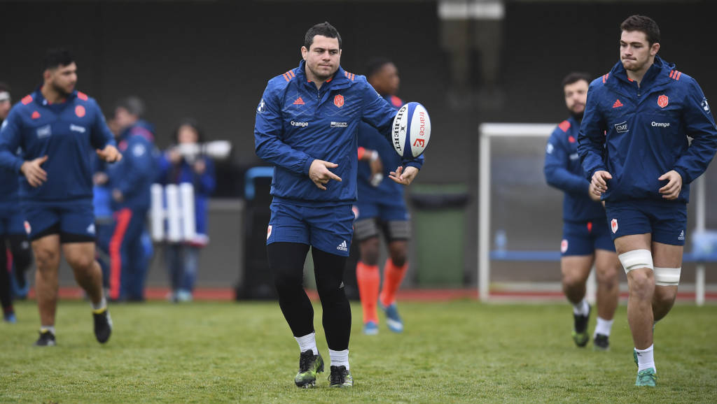 Frances hooker and captain Guilhem Guirado (C) passes the ball during a training session on January 31, 2017 in Marcoussis, south of Paris, as part of the preparation for the February 4 Six Nations rugby tournament match against England. / AFP PHOTO / FRANCK FIFE