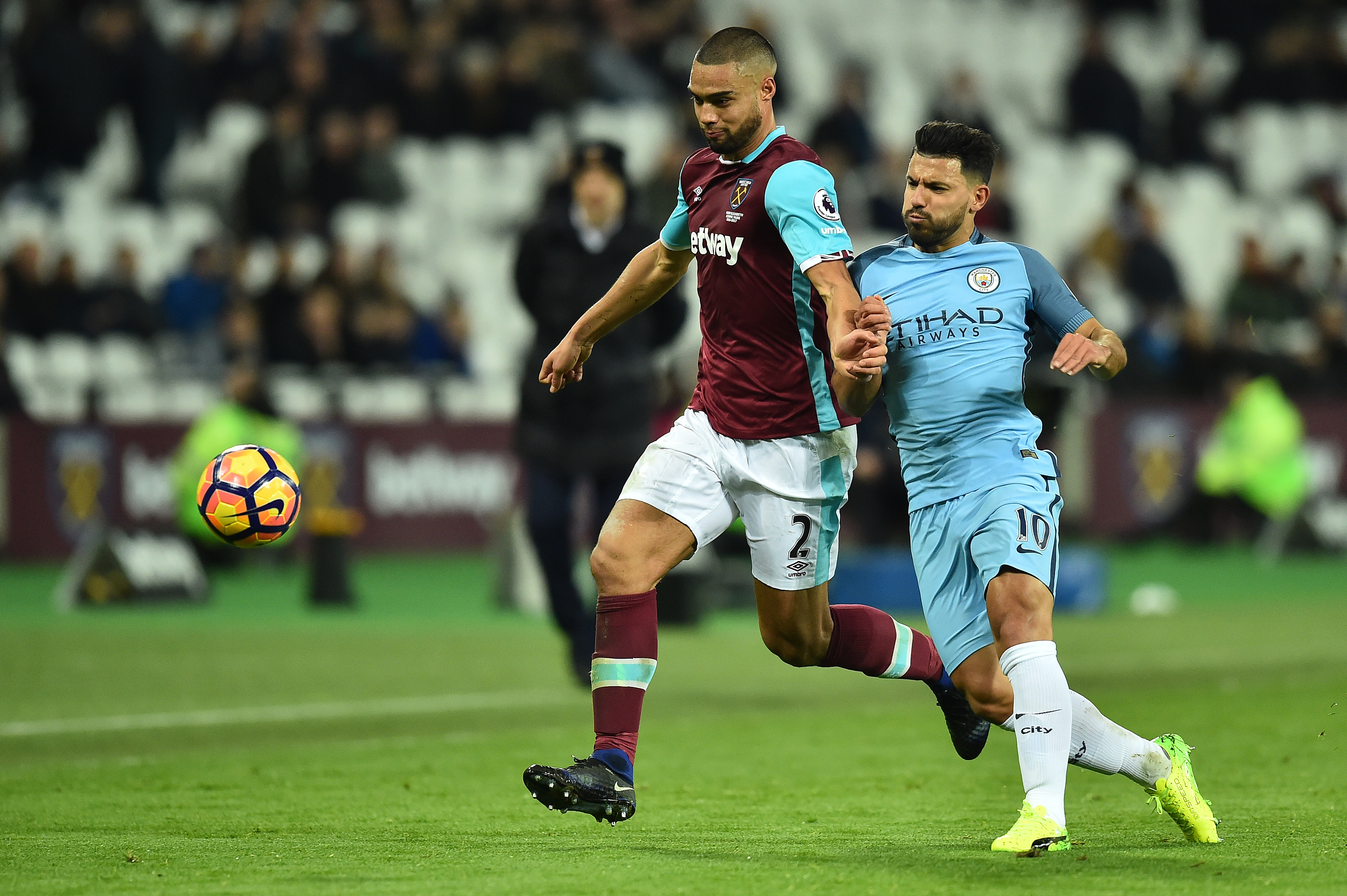 Aguero ficou no banco para que Jesus pudesse jogar (Foto: Glyn Kirk/AFP)
