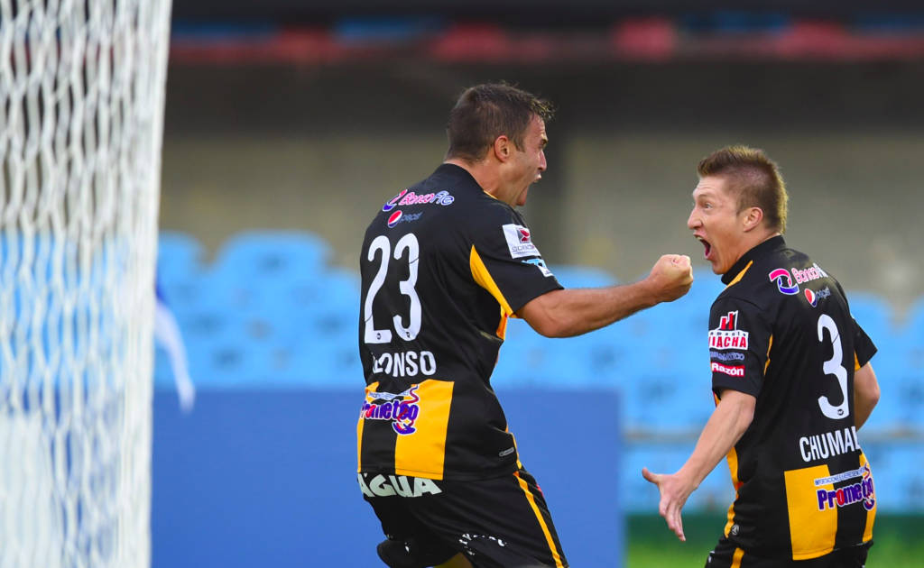 Alejandro Chumacero (dir.) abriu o placar para o The Strongest no Uruguai (Foto: AFP PHOTO / MIGUEL ROJO)