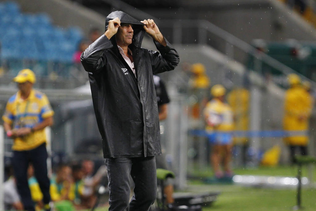 Renato Gaúcho sofreu com a chuva (Foto: Lucas Uebel/Gremio FBPA)