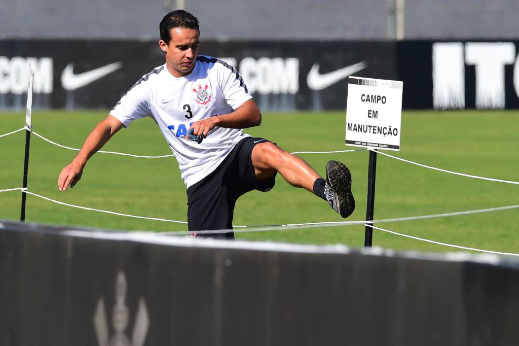 Meia que estava no futebol chinês costuma ter dificuldades para entrar em forma (foto: Sergio Barzaghi/Gazeta Press)