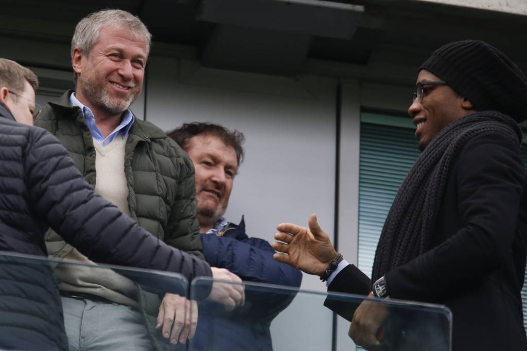 Após recusar uma proposta do Corinthians, o marfinense Didier Drogba, ídolo do Chelsea, assiste ao duelo com o Arsenal em um dos camarotes do Stamford Bridge ao lado do dono do clube, o russo Roman Abramovich (Foto: Ian Kington/AFP)
