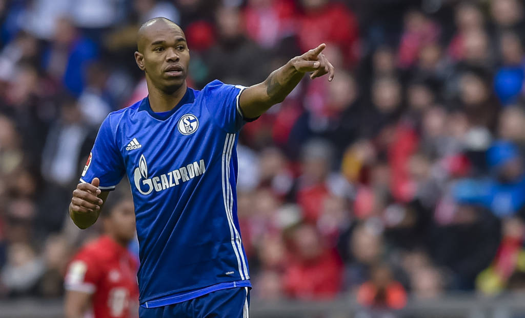 De falta, Naldo decretou a igualdade ao Schalke 04 diante do líder Bayern de Munique (Foto: Guenter Schiffmann/AFP)