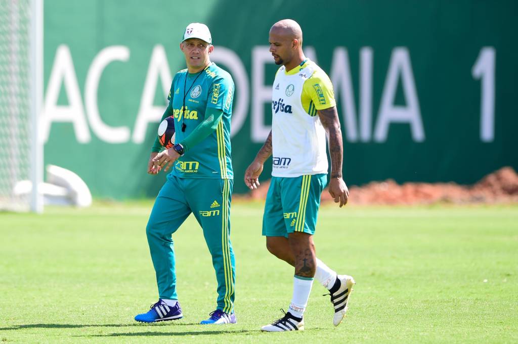 O técnico Eduardo Baptista (E) e o jogador Felipe Melo, do Palmeiras, durante treino na Academia de Futebol da Barra Funda, na Zona Oeste da capital paulista.