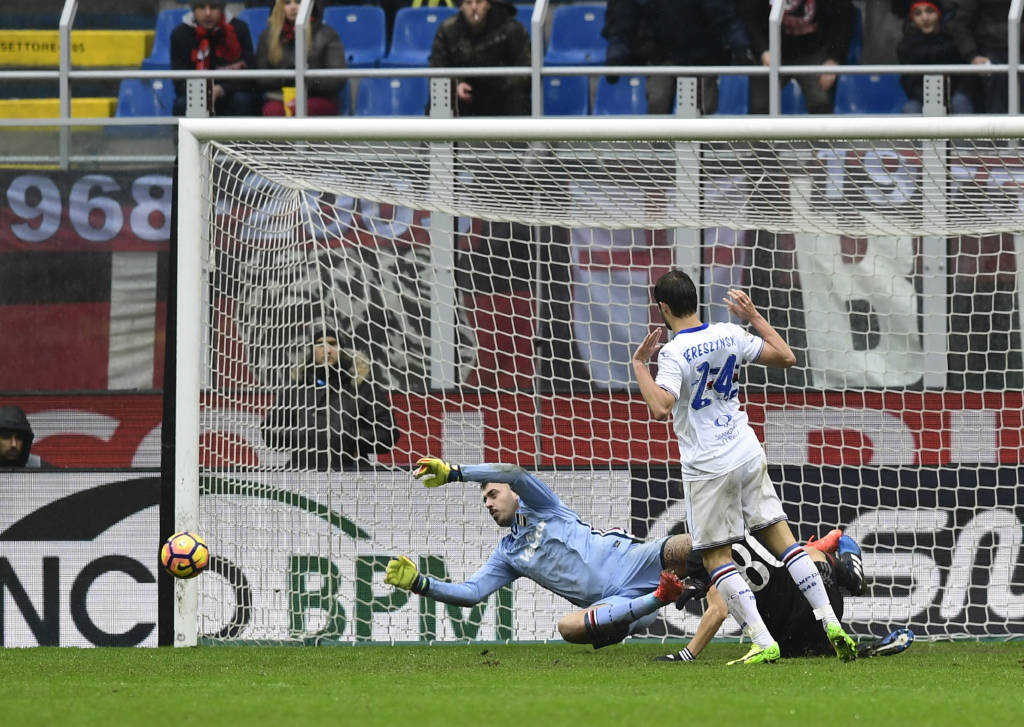 Sampdoria's goalkeeper from Italy Emiliano Viviano dives to deflect the ball during the Italian Serie A football match AC Milan vs Sampdoria at "San Siro" Stadium in Milan on February 5, 2017.   / AFP PHOTO / MIGUEL MEDINA