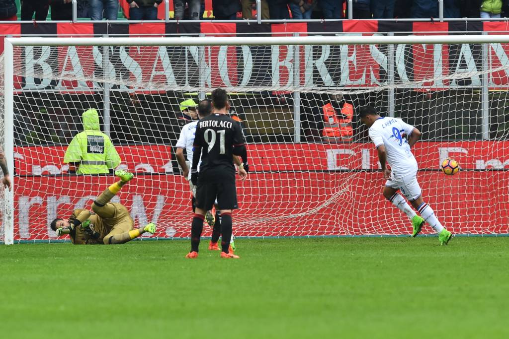 Sampdoria's Colombian forward Luis Fernando Muriel Fruto (R) scores a penalty during the Italian Serie A football match AC Milan vs Sampdoria at "San Siro" Stadium in Milan on February 5, 2017.   / AFP PHOTO / GIUSEPPE CACACE