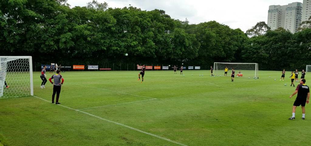 Sob olhares atentos de Rogério Ceni, Gilberto se destacou no treino de finalização a gol (Foto: Tiago Salazar/Gazeta Press)