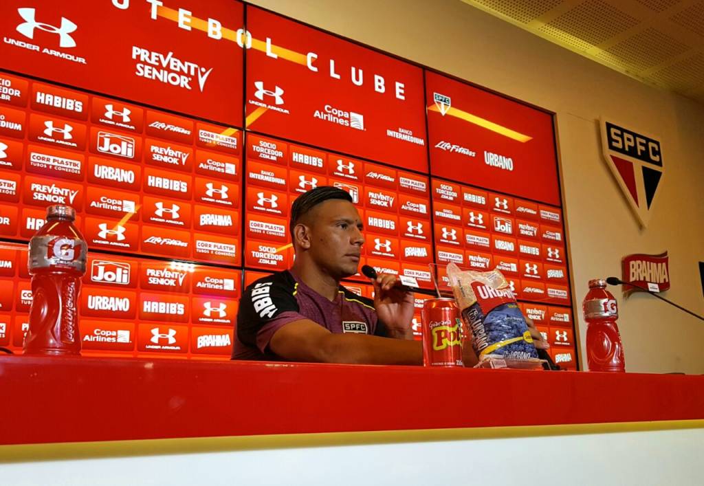 Andres Chavez tem contrato apenas até o meio do ano e pode sair antes do São Paulo (Foto: Tiago Salazar/Gazeta Press) 