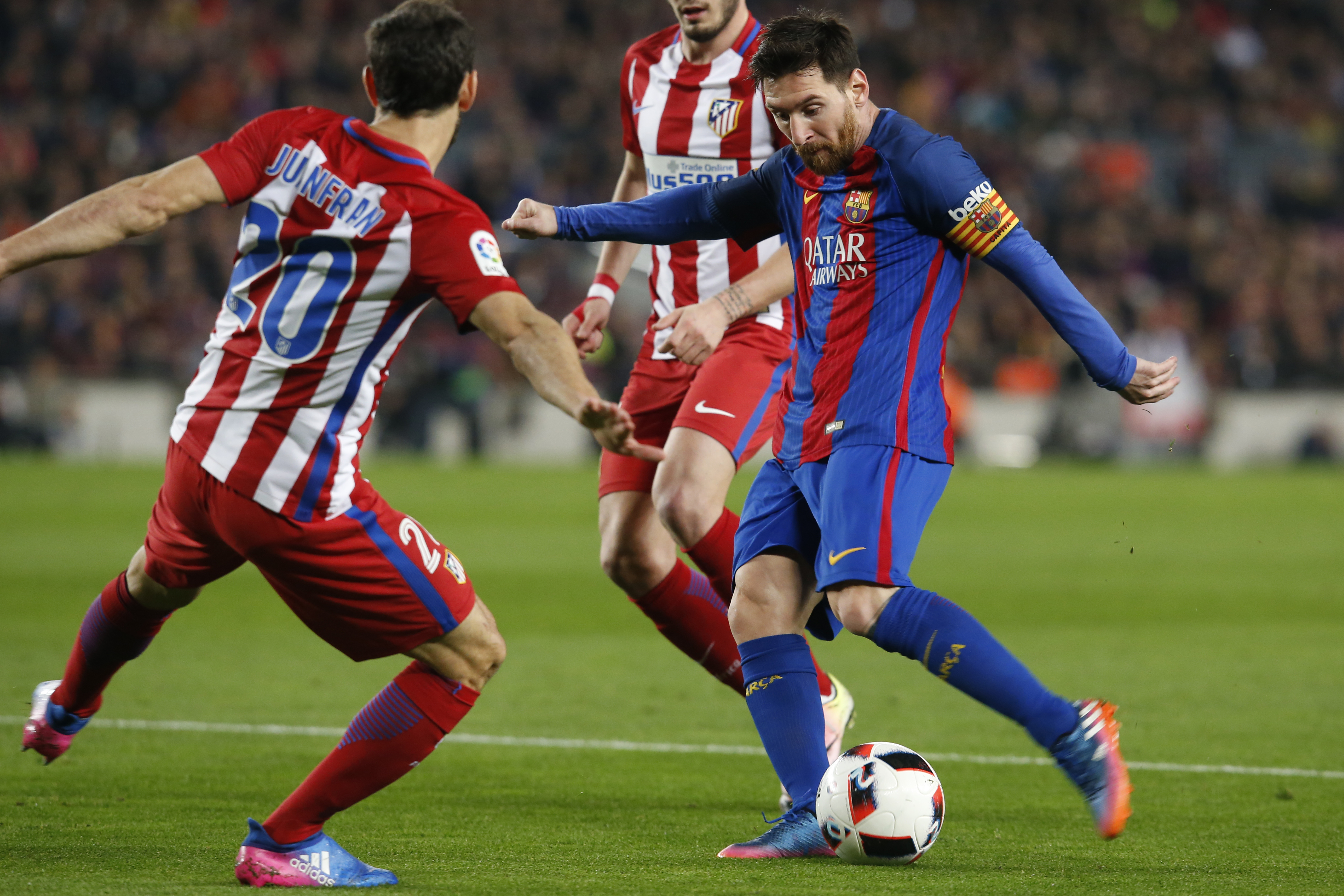 Atlético foi o dono do jogo no primeiro tempo, mas a genialidade de Messi colocou o Barcelona na frente (Foto: AFP/Pau Barrena)