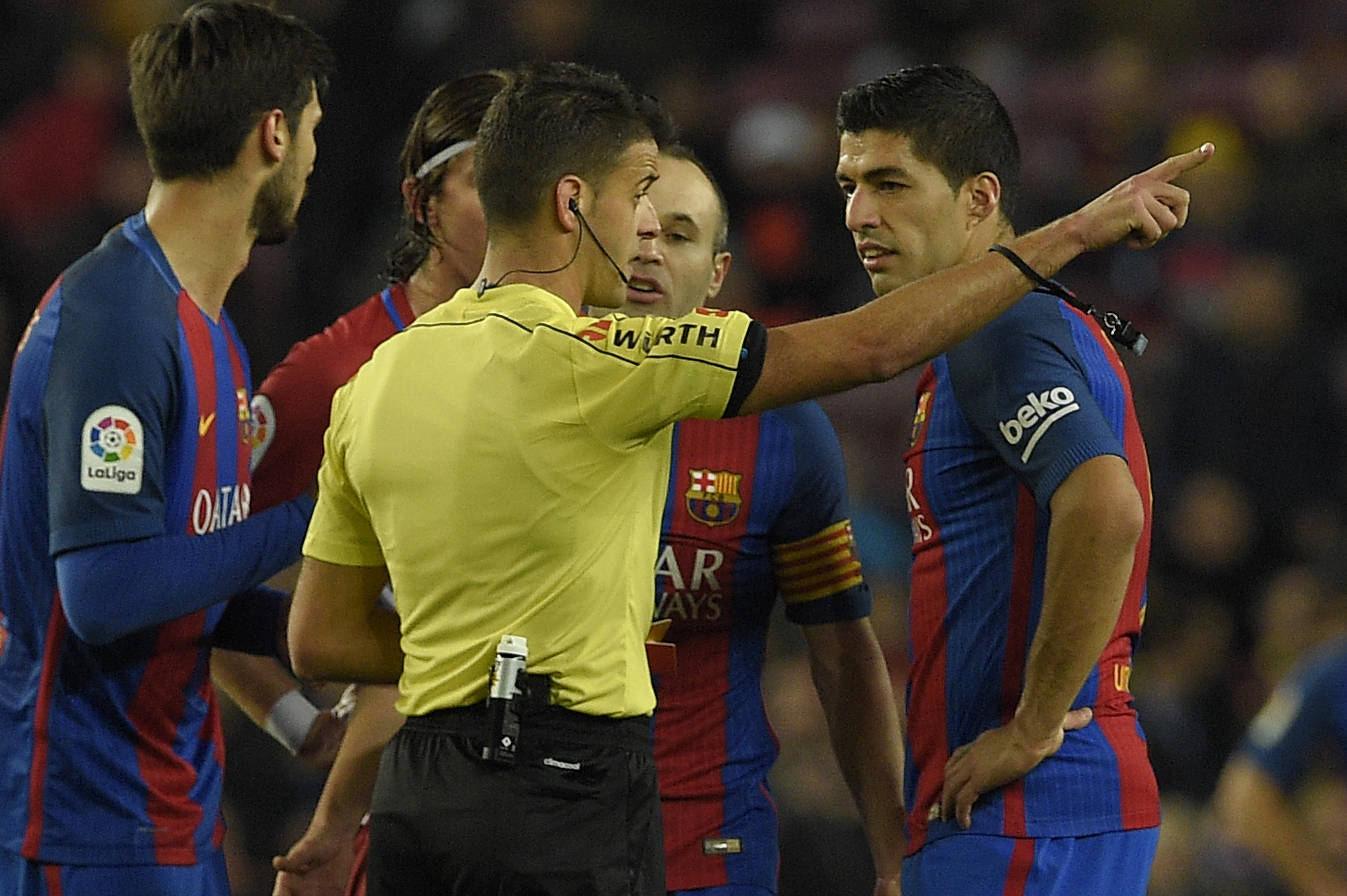 Suárez reclama muito após ser expulso (Foto: AFP/Llluis Gene)