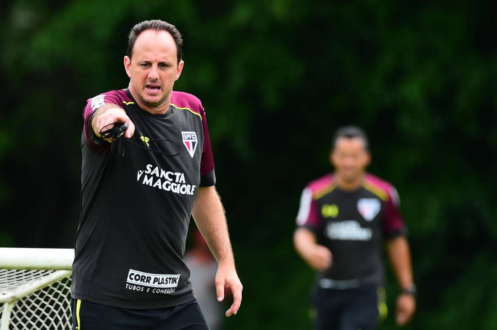 Rogério Ceni fechou o treino desta terça-feira para fazer os ajustes sem a presença da imprensa (Foto: Sergio Barzaghi/ Gazeta Press)