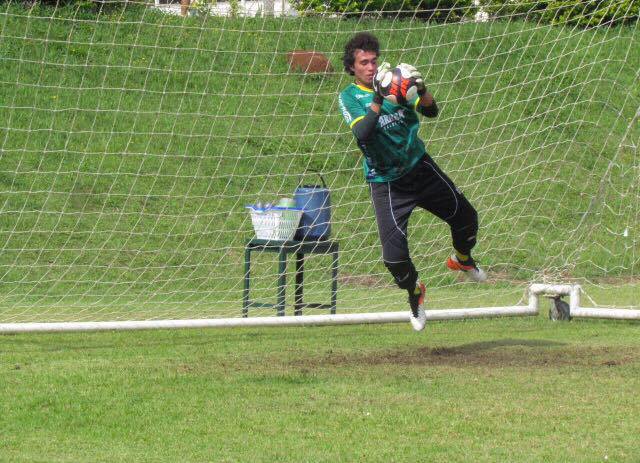 Symon é o goleiro reserva da Caldense, rival corintiana nesta quarta-feira (Foto: Reprodução/Facebook)
