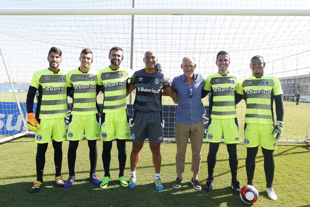 Taffarel, preparador de goleiros da Seleção, acompanha treino do Grêmio (Foto: Lucas Uebel/Grêmio)