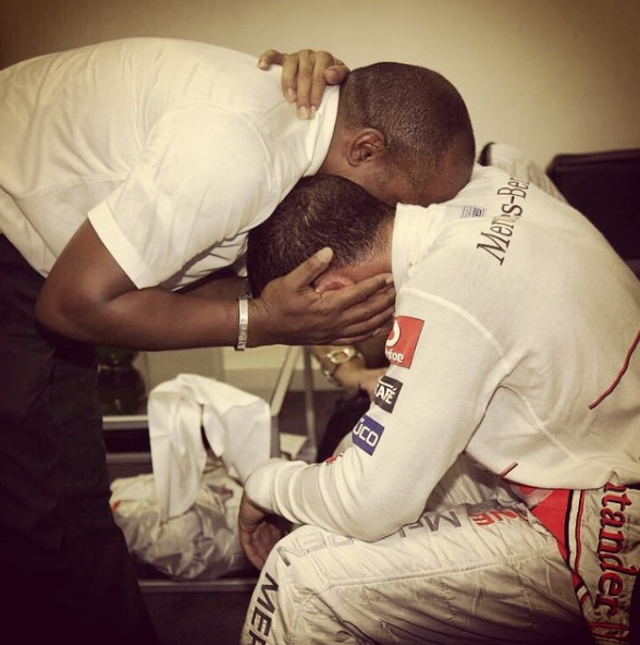 Lewis e Anthony Hamilton no GP do Brasil em 2008, quando o britânico conquistou o Mundial pela primeira vez (Foto: Reprodução/Instagram)
