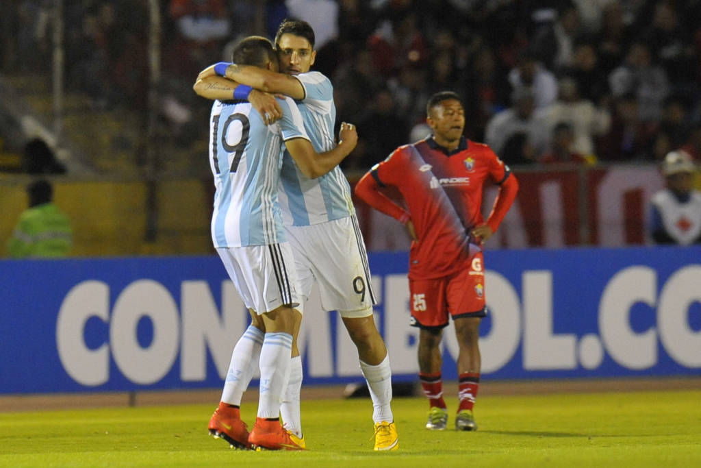 Fernando Zampedri (número 9) marcou o gol da classificação do Tucumán (Foto: AFP PHOTO / JUAN CEVALLOS)