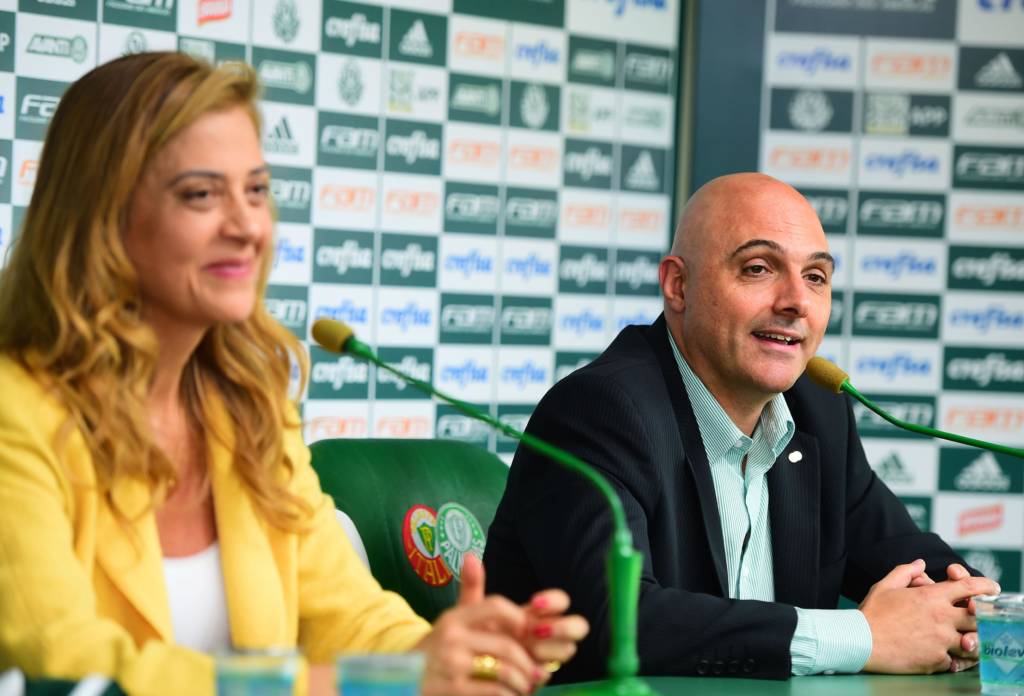 Maurício Galiotte, presidente do Palmeiras, e Leila Pereira, da Crefisa, durante o anúncio da renovação do contrato de patrocínio na Academia de Futebol da Barra Funda, na Zona Oeste da capital paulista. O Verdão fechou contrato de dois anos com a Financeira, que pagará R$ 72 milhões pelo patrocínio no primeiro ano e R$ 78 milhões no segundo.