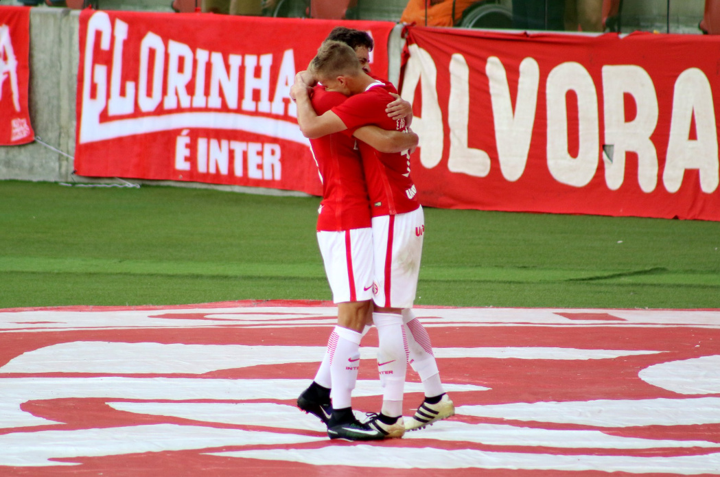 D'Ale e Dourado se abraçam após o gol do Inter (Foto: Divulgação/Twitter Inter)