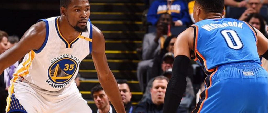 Durant (esq) enfrentou Westbrook se enfrentaram duas vezes após a saída de Durant do OKC. (Foto: Divulgação/NBA)