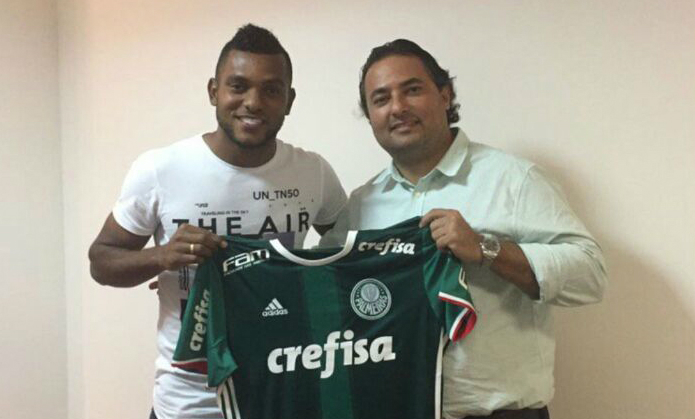 Miguel Borja posa ao lado de Alexandre Mattos com camisa do Palmeiras (Foto: Divulgação)