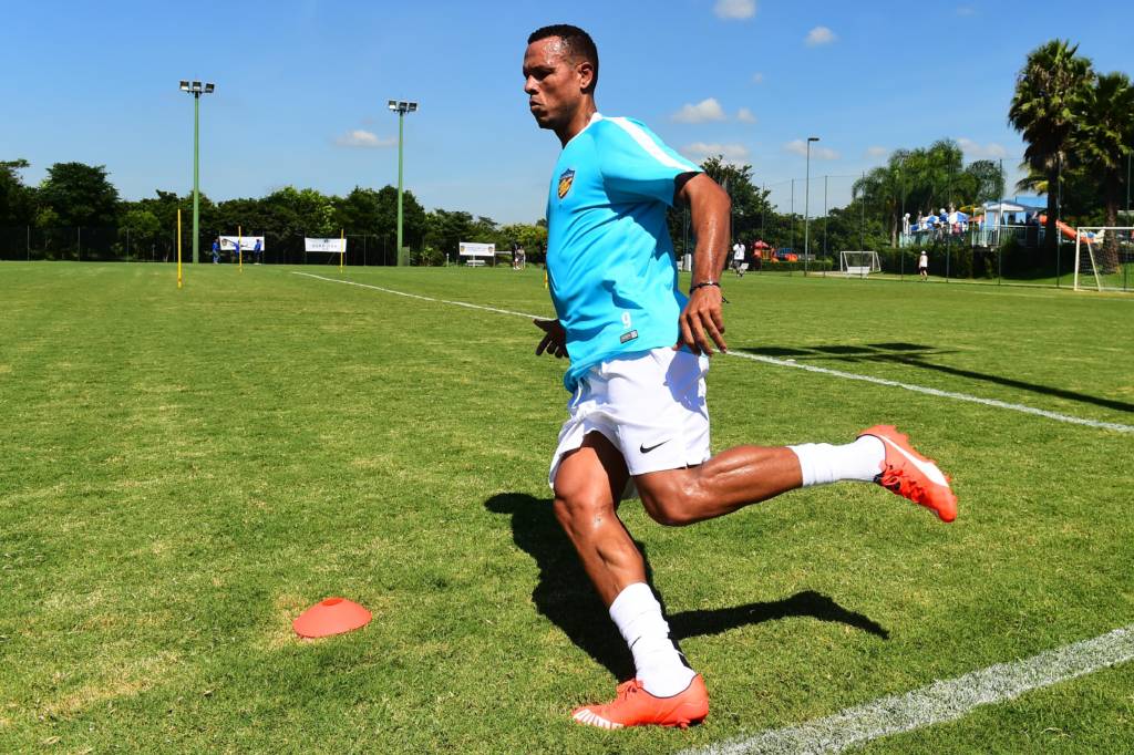 Luis Fabiano, jogador do Tianjin Quanjin, equipe da segunda divisão da China, durante treino no Hotel Bourbon, em Atibaia (SP), Brasil.