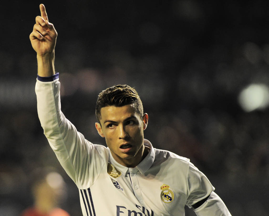 Cristiano Ronaldo marcou o primeiro e participou do terceiro gol do Real Madrid neste sábado (Foto: ANDER GILLENEA / AFP)