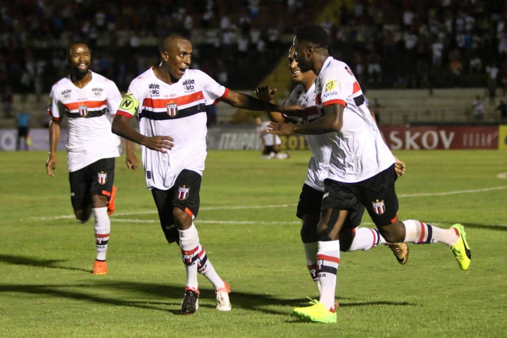 Vitória sobre o Novorizontino foi conquistada com gols de Francis e Rafael Bastos (Foto: Rogério Moroti/Agência Botafogo)