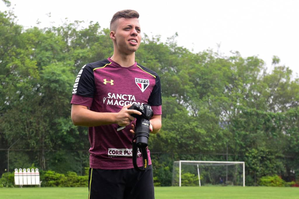 Lucas Fernandes tem apenas 19 anos. Em 16 partidas pelo São Paulo, marcou um gol de falta e deu duas assistências (Foto: Fernando Dantas/Gazeta Press)