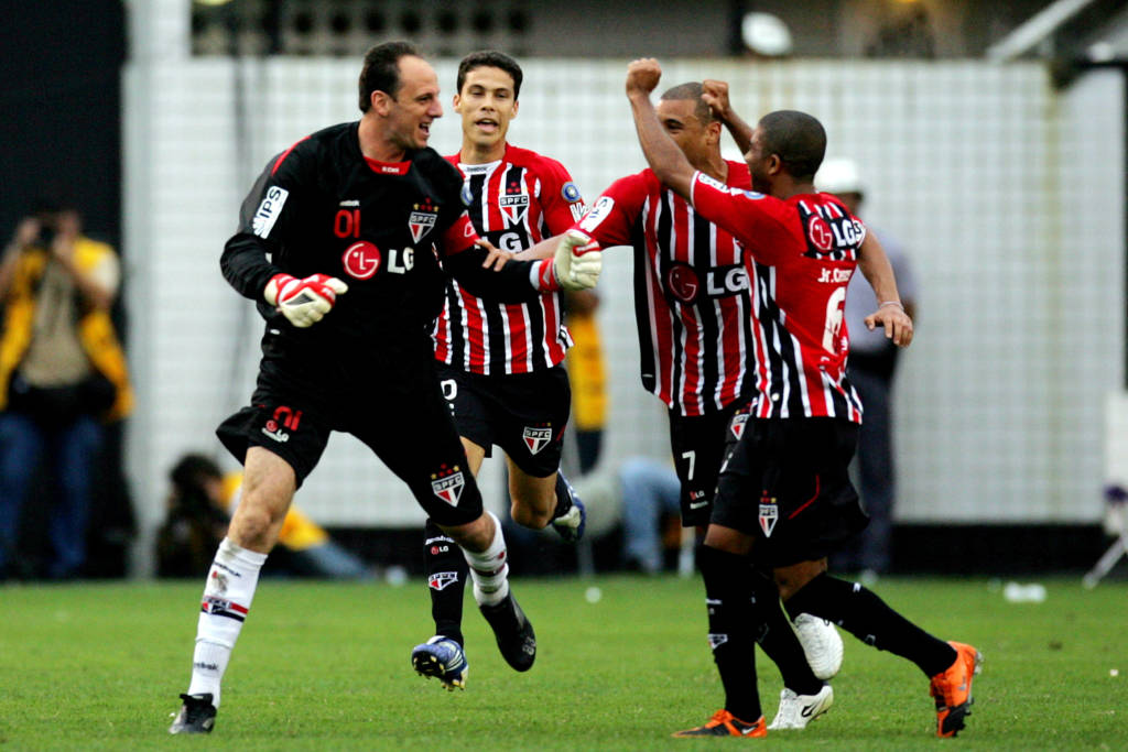 Rogério Ceni marcou o quarto gol da vitória do São Paulo por 4 a 3 sobre o Santos na Vila, em 2009 (Foto:Fernando Pilatos/Gazeta Press)