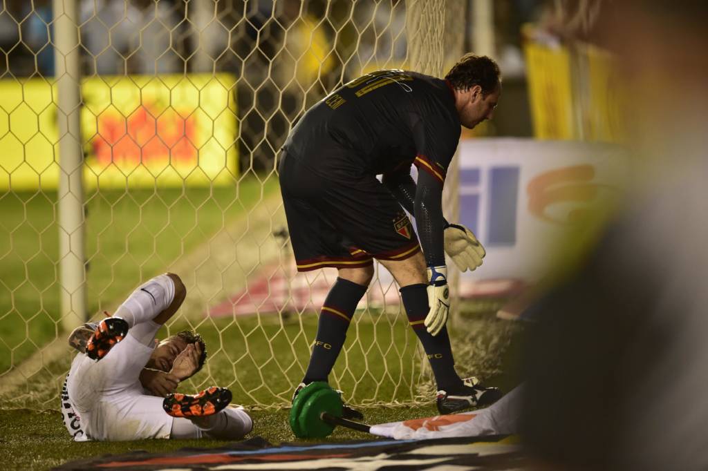 Rogério Ceni se lesionou contra o Santos na partida que seria a sua última como goleiro (Foto: Fernando Dantas/Gazeta Press)