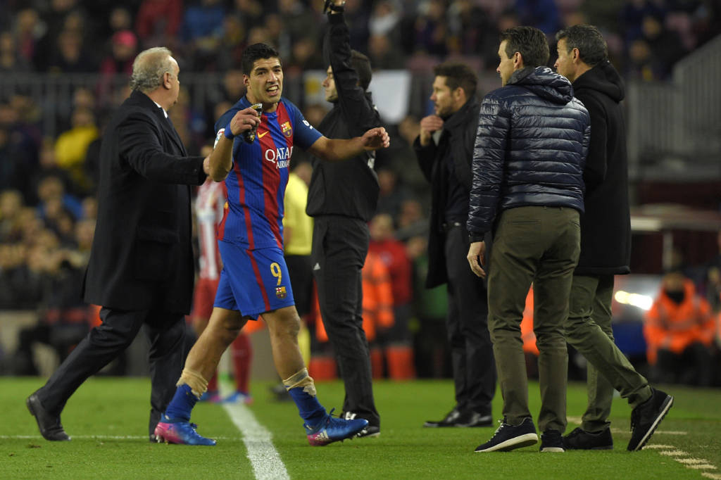 Suárez não pode encarar o Alavés, em maio (Foto: Lluis Gene/AFP)