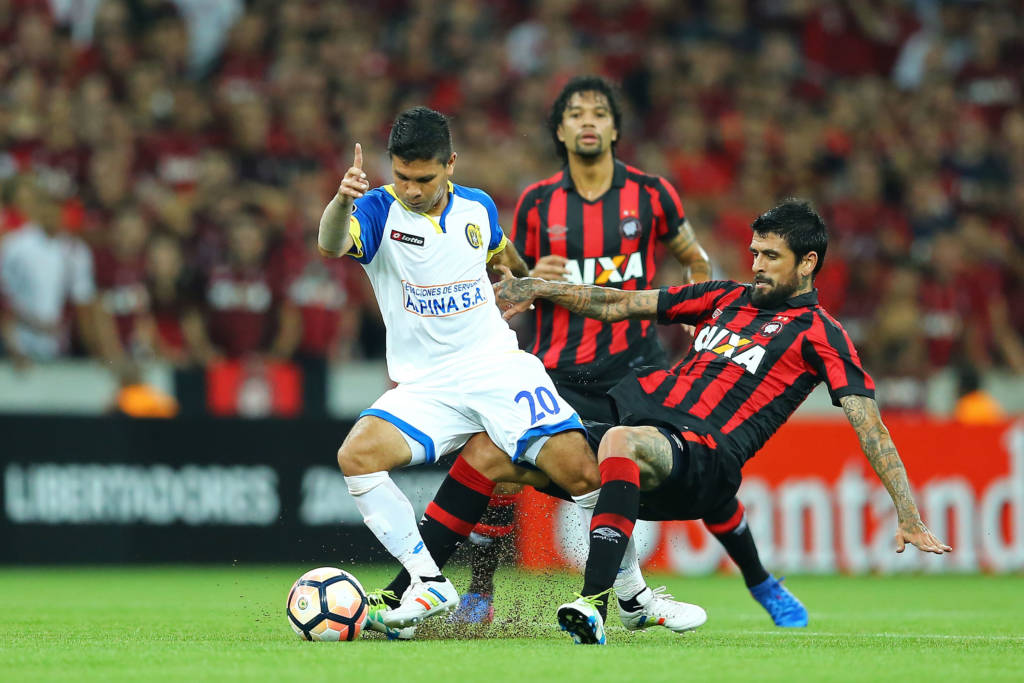 Jogo foi bastante movimentado, mas a defesa rubro-negra não esteve em seus melhores dias  (Foto:AFP/ Heuler Andrey
