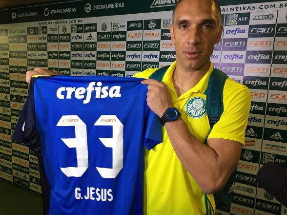 Goleiro Fernando Prass exibe camisa do ex-companheiro Gabriel Jesus (Foto: Reprodução/Instagram)