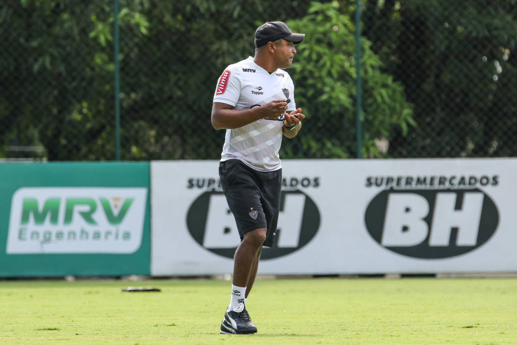 Roger irá esperar último treino para avaliar entrada de Robinho no clássico (Foto: Bruno Cantini/Atlético-MG)